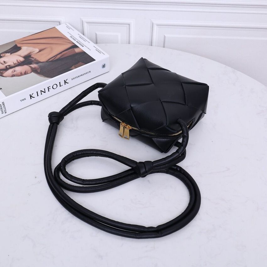 B0tt*ga Ven*ta Mini Cassette Camera Bag