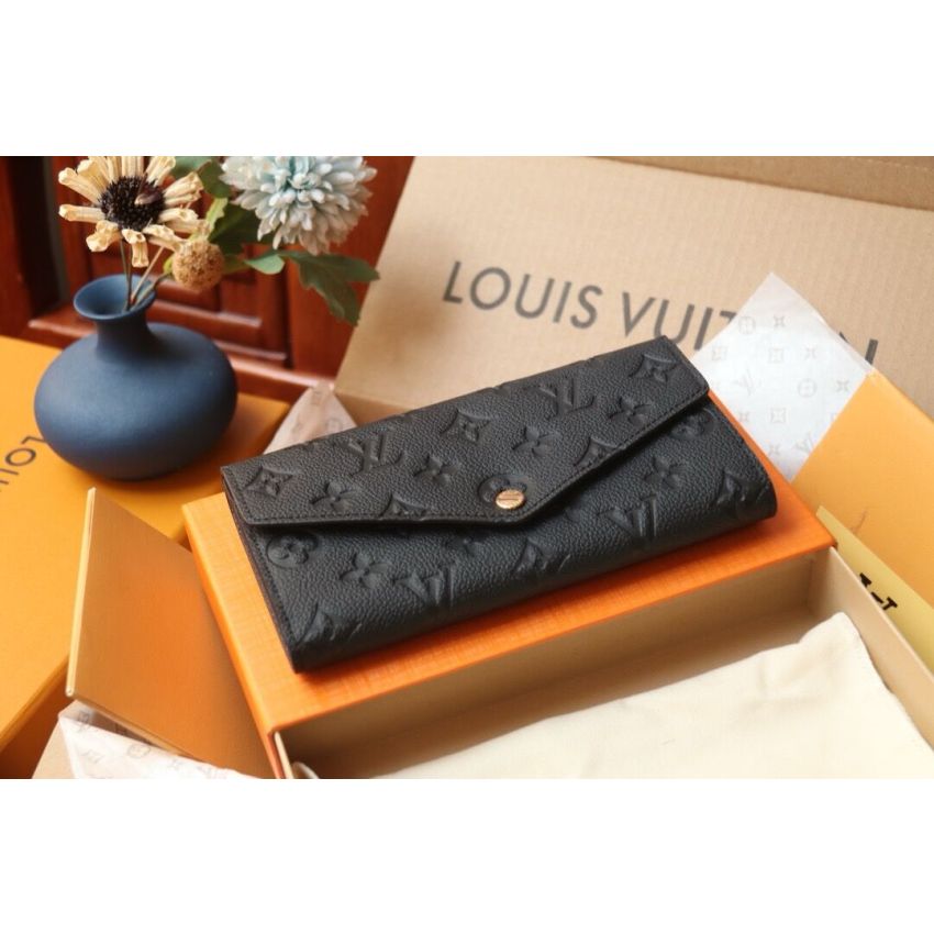 M82257 Sarah Wallet